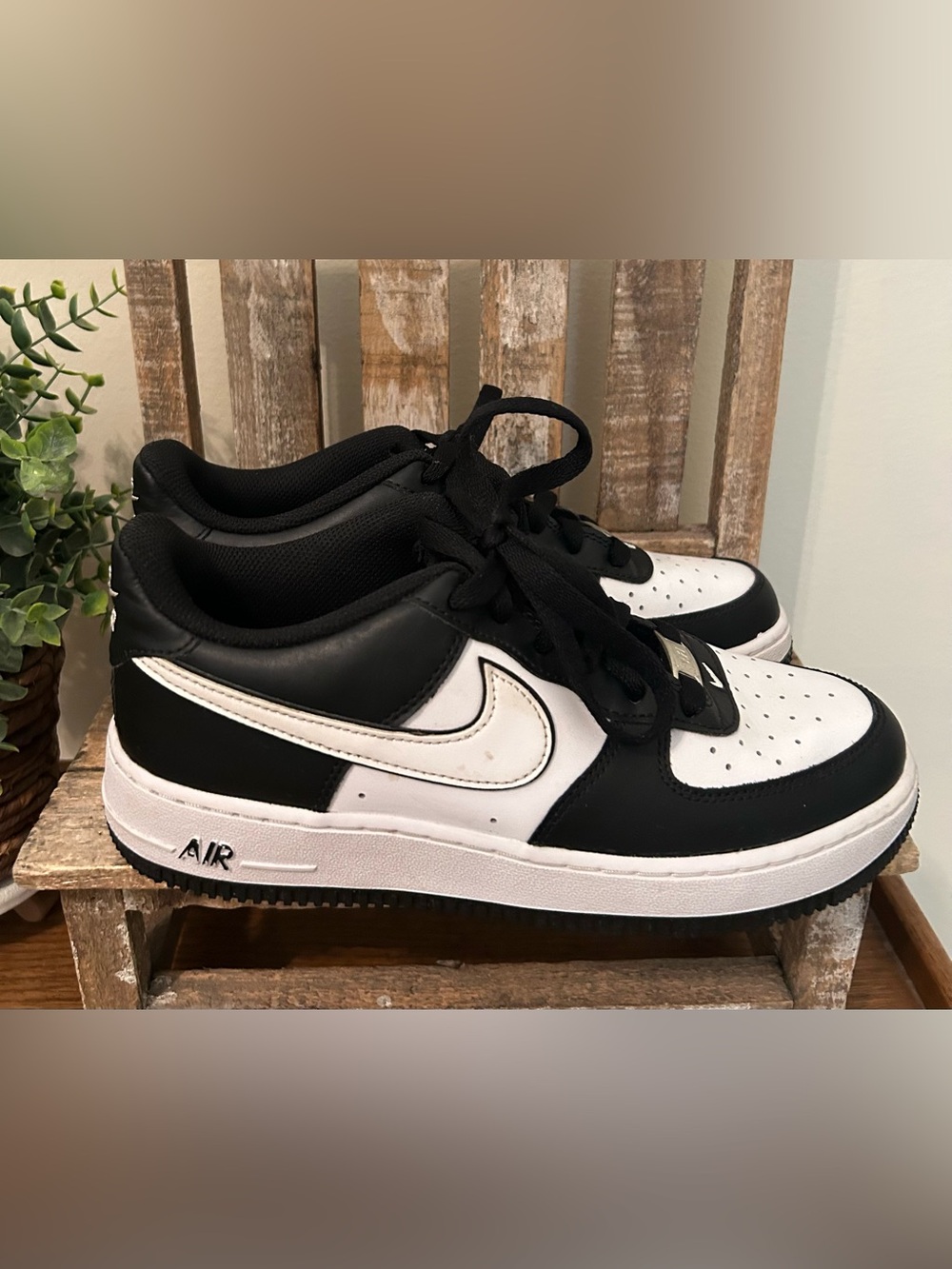 Nike Air Force 1 Low LV8 2 White Swoosh Panda Boys Size 6.5Y DV1621-001